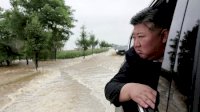 Kim Jong Un Hujan-hujanan &#038; Terjang Banjir di Korut