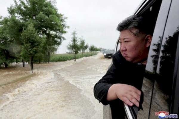 Kim Jong Un Hujan-hujanan &#038; Terjang Banjir di Korut