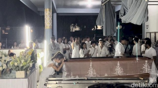 Tangis Jennifer Coppen Saat Mengantar Suaminya ke Pemakaman.(F-INT)