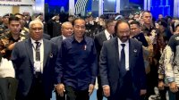 Akrab Lagi, Jokowi Berkemeja Biru Dongker Disambut Hangat Surya Paloh di Kongres III Partai NasDem