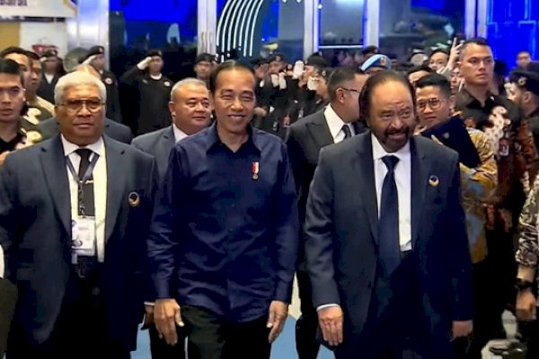 Akrab Lagi, Jokowi Berkemeja Biru Dongker Disambut Hangat Surya Paloh di Kongres III Partai NasDem