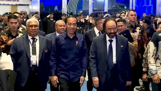 Jokowi Berkemeja Biru Dongker Disambut Hangat Surya Paloh di Rakernas NasDem.