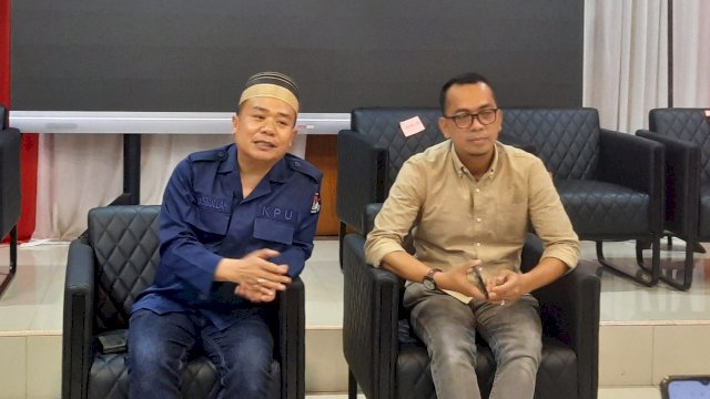 Ketua KPU Sulsel Hasbullah Bersama Komisioner KPU Sulsel, Ahmad Adiwijaya.