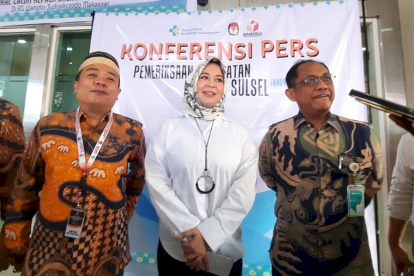 Jalani Tes Kesehatan, Fatmawati Rusdi Kenakan Kerudung-Baju Putih Tiba di RS Wahidin Sudirohusodo