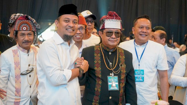 Tokoh Masyarakat Kenakan Pakaian Adat Toraja Hadiri Deklarasi Andi Sudirman &#8211; Fatmawati di Pilgub Sulsel
