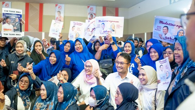 Kandidat Calon Wali Kota dan Wakil Wali Kota Makassar, Andi Seto Asapa-Rezki Mulfiati Lutfi Foto Bersama Warga Beberapa waktu Lalu.