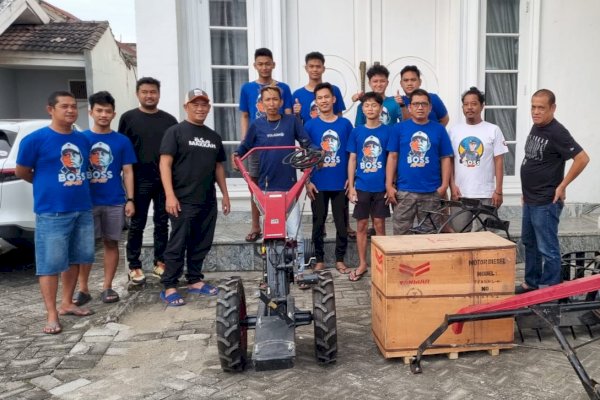 Live di TikTok dan Sering Bagikan Aktivitas di Sawah, Rusdi Masse Langsung Bantu Pemuda di Soppeng Satu Unit Traktor