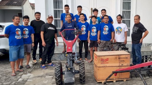 Ketua DPW NasDem Sulsel Rusdi Masse Banti Traktor Petani asal Soppeng Syahrul