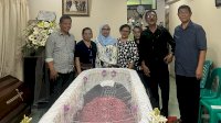 Rezki Lutfi Datang Melayat ke Rumah Duka Alm Jhon R Selle, Keluarga Sampaikan Terima Kasih