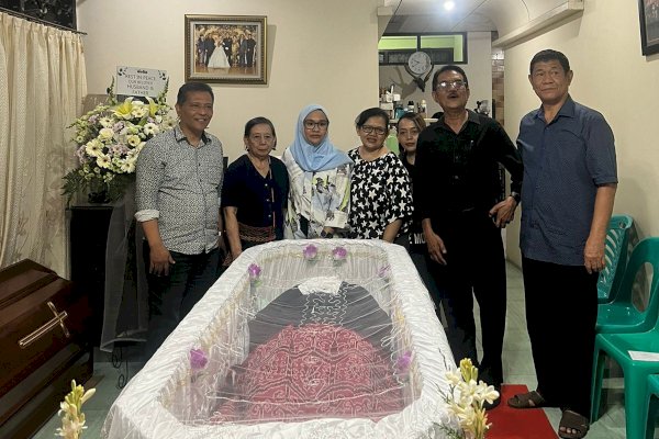 Rezki Lutfi Datang Melayat ke Rumah Duka Alm Jhon R Selle, Keluarga Sampaikan Terima Kasih