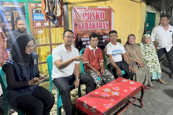 Momen Andi Seto Hibur-Bantu Warga Korban Kebakaran di Maccini Gusung Makassar