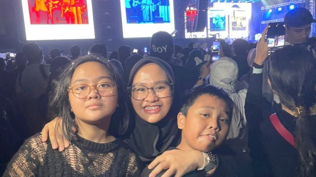 Kandidat Calon Wakil Wali Kota Makassar Rezki Mulfiati Lutfi Saat Nonton Konser Sheila On 7 Bersama Keluarga