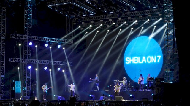 Kemeriahan Konser Sheila On 7 di Kota Makassar.