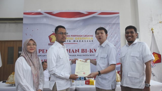 Ketua DPC Gerindra Makassar Eric Horas Menyerahkan Rekomendasi B1 KWK ke Pasangan Sehati.