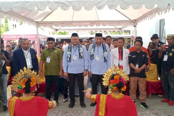 Kompak Pakai Kemeja Biru Langit, Ady Ansar-Suwadi Pendaftar Pertama Cabup dan Cawabup di KPU Selayar