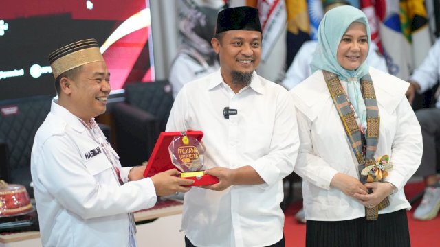 Pasangan Andalan Hati Daftar di KPU Sulsel