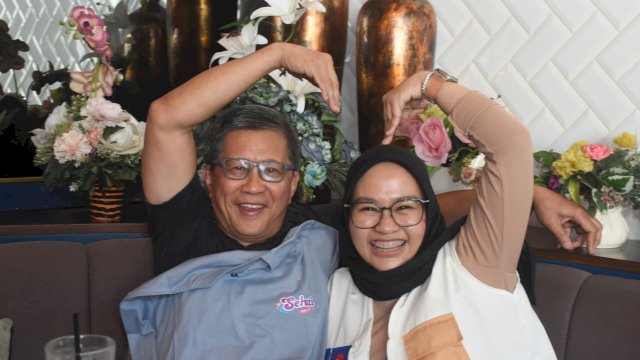 Rocky Gerung Ngobrol Santai Bareng Rezki Mulfiati Lutfi di Salah Satu Caffe di Makassar.