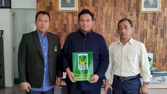 Sekretaris Jendral Partai PBB, Mohammad Masduki Bersama Bakal Calon Wakil Bupati Enrekang Andi Tenri Liwang (tengah).