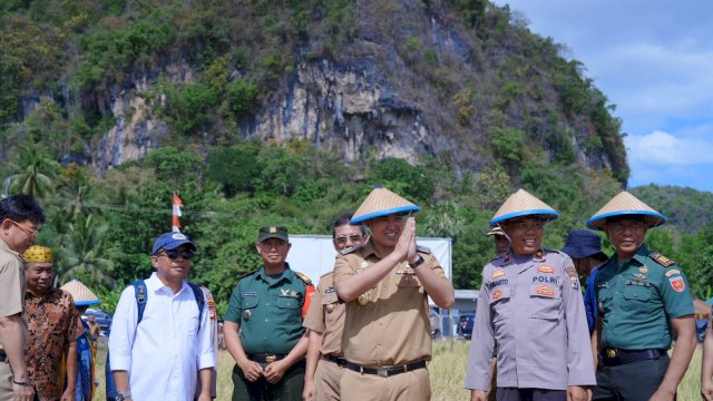 Bupati Pangkep Muhammad Yusran Lalogau saat Panen Padi.