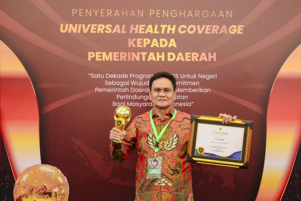 Berhasil dalam Implementasi JKN, Bupati Barru Suardi Saleh Terima Penghargaan UHC Awards 2024