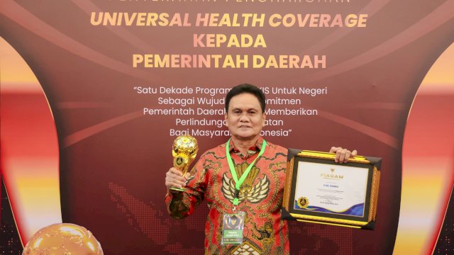 Bupati Barru Suardi Saleh Terima Penghargaan UHC Awards 2024.