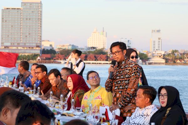 Kuliner Sambil Sailing Naik Phinisi, Peserta KIM Fest 2024 Nikmati Senja di Laut Losari