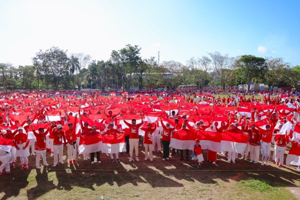 Dokter Ulfah, Bupati Barru Suardi Saleh-Ribuan Masyarakat Antusias Ikuti Senam Massal Merah Putih Nusantara