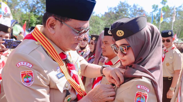 Bupati Barru Suardi Saleh bersama Plt.Ketua TP PKK drg. Hj. Ulfah Nurul Huda Suardi, MARS hadiri Upacara Peringatan Hari Pramuka Ke-63 Tahun 2024.