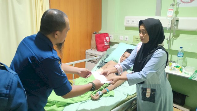 Dinas Damkarmat Makassar Jenguk dan Bantu Korban Lakalantas di RS Pelamonia.