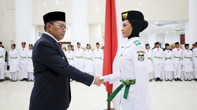 Wali Kota Kukuhkan Paskibraka 2024: Putra-Putri Terbaik Kota Makassar.