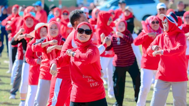 Plt. Ketua TP PKK Kabupaten Barru drg.Hj.Ulfah Nurul Huda Suardi, MARS mengikuti Senam Massal Merah Putih.