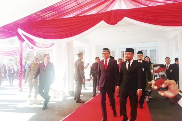 Andi Sudirman Sulaiman Mesra Bersama Nurdin Abdullah Di Upacara Peringatan 17 Agustus.