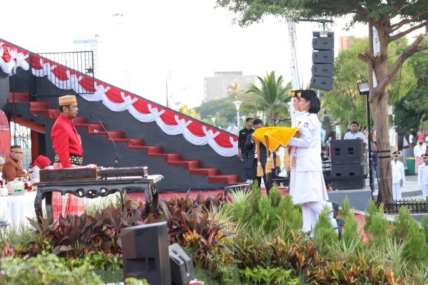 PJ Sekda Kota Makassar Terima Duplikat Bendera Pusaka Merah Putih