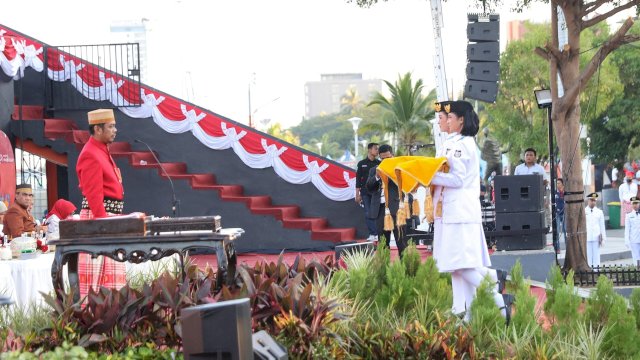 PJ Sekda Kota Makassar Terima Duplikat Bendera Pusaka Merah Putih.