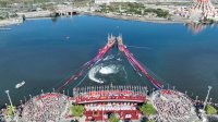 Gagah! Bendera Merah Putih 7.900 Meter Membentang di Perairan Pantai Losari