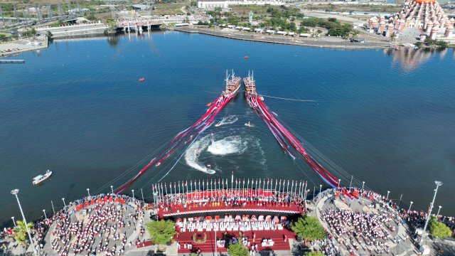 Bendera Merah Putih 7.900 Meter Membentang di Perairan Pantai Losari.