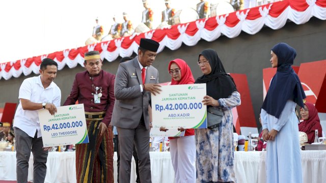 Pj Sekda Kota Makassar Lewat BPJS Ketenagakerjaan Berikan Santunan Kepada Ahli Waris.