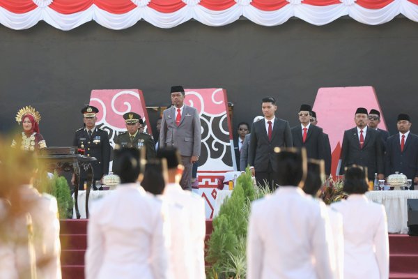 PJ Sekda Kota Makassar Bertindak Sebagai Inspektur Upacara Penurunan Bendera Merah Putih HUT RI Ke 79