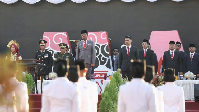 PJ Sekda Kota Makassar Bertindak Sebagai Inspektur Upacara Penurunan Bendera Merah Putih HUT RI Ke 79.