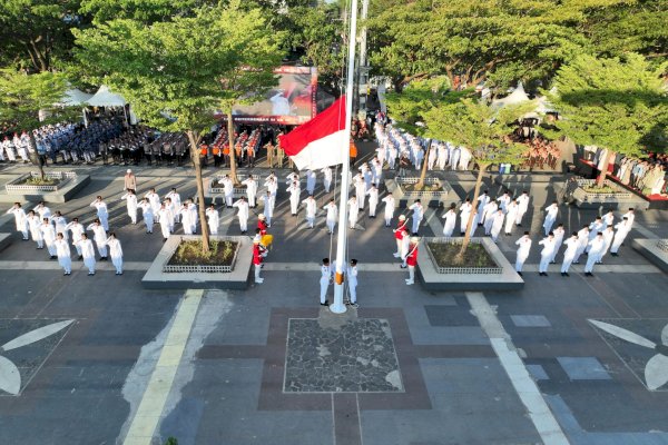 Prosesi Penurunan Bendera Merah Putih Berlangsung Khidmat, Pj Sekda Kota Makassar, Firman Pagarra Apresiasi Pasukan Paskibraka