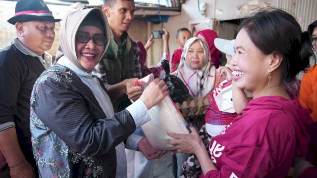 Indira Yusuf Ismail Silaturahmi dan Beri Bantuan di Kelurahan Malimongan Baru.