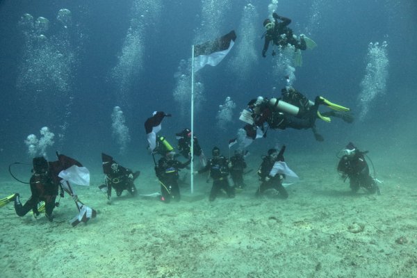 Kibarkan Bendera Merah Putih di laut, Bank Sulselbar Dive Club terus Bangun Awareness