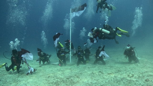 Bank Sulselbar Kibarkan Bendera Merah Putih di laut.