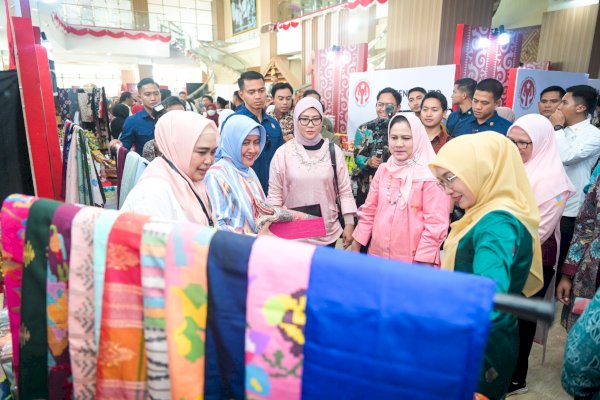 Indira Yusuf Ismail Dampingi Iriana Jokowi Dalam Bimtek Hortikultura dan Tinjau Produk Kerajinan di Makassar