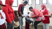 Bentuk Perhatian Kepada Anak Satgas Kebersihan, Pj Sekda Kota Makassar Serahkan Bantuan Pendidikan
