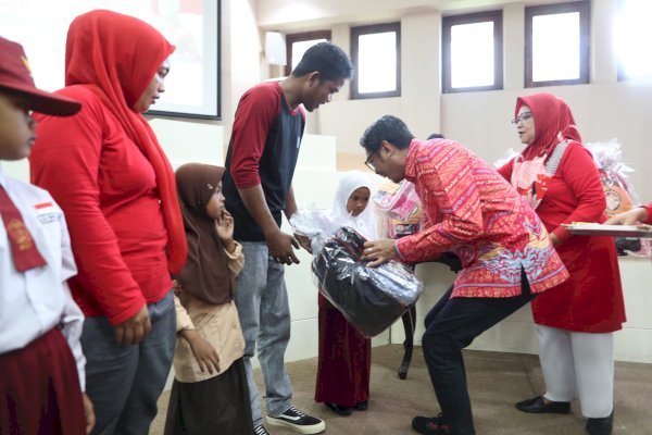 Bentuk Perhatian Kepada Anak Satgas Kebersihan, Pj Sekda Kota Makassar Serahkan Bantuan Pendidikan