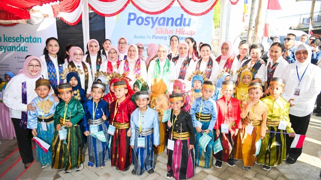 Iriana Jokowi Serahkan Baby Care Set di Posyandu Asoka 7A Kecamatan Tamalate.