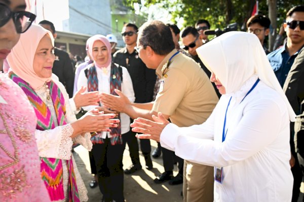 Ketua TP PKK Kota Makassar Tunjukkan Keunggulan Posyandu Asoka 7A kepada Iriana Jokowi