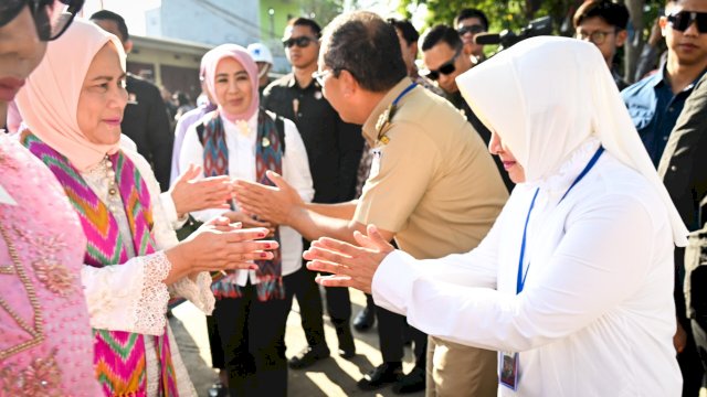 Ketua TP PKK Kota Makassar Tunjukkan Keunggulan Posyandu Asoka 7A kepada Iriana Jokowi.
