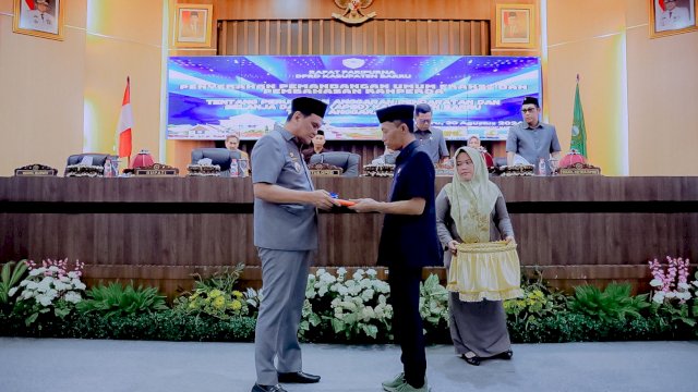 Bupati Barru Serahkan Ranperda Perubahan APBD 2024 ke DPRD Barru